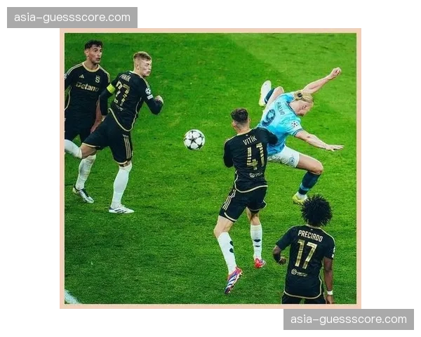 伊蒂哈德球场的瞬间:德布劳内助攻后与瓜迪奥拉击掌